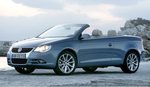 Volkswagen Eos совмещает в себе два типа кузова — купе и кабриолет. Причем оба — очень красивые.