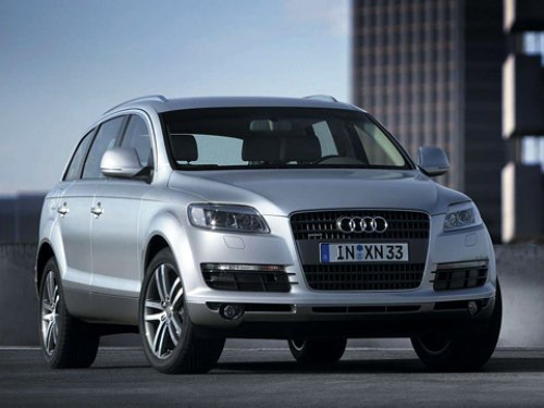 Огромный кроссовер Audi Q7, конечно же, выглядит