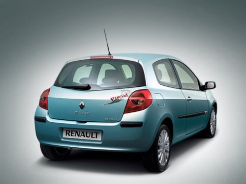 Эта модель Renault Clio привлекает внимание эксклюзивным цветом Iceberg Blue и аппликацией Rip Curl…