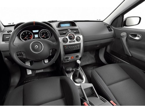 Изнутри дизельный Megane Renault Sport отличается от бензинового