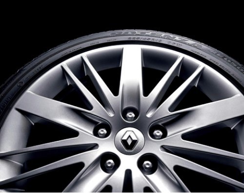 Получит Laguna GT и «взрослые» колеса — 225/45 R18 Bridgestone Potenza RE050A.