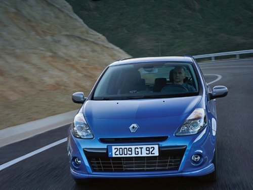 У Renault Clio GT лицо выглядит не менее грозно, чем у «эр-эски». А вот какой передний бампер…