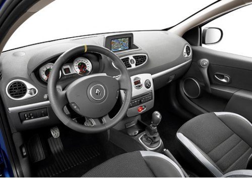 Интерьер Clio GT не отличить от салона старшей модели Clio RS. Кстати, на рестайлинговом Clio…
