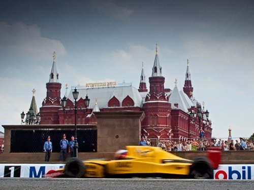 Сверхбыстрые автомобили на фоне столичных памятников истории — отличная приманка для поклонников…