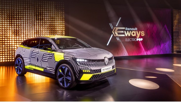 Один из немногих «живых» экспонатов конференции — хэтчбек Renault Megane E-Tech Electric, который…