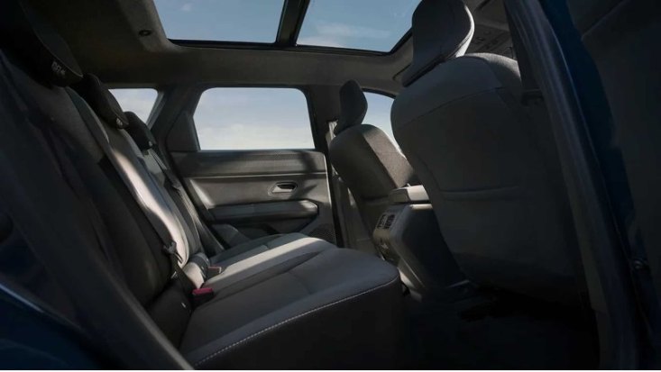 Внутри новый кроссовер Dacia вопреки слухам установлено только пять посадочных мест…