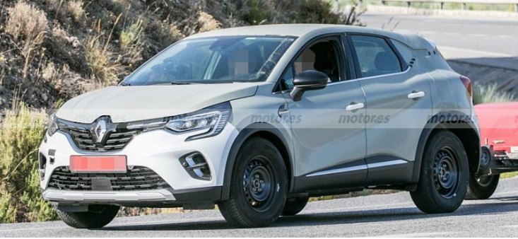 Новейший купе-кроссовер RENAULT Captur впервые появился на шпионских снимках