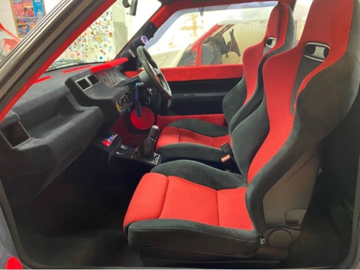 В салоне мы находим пару ковшеобразных сидений Recaro ep3, приборную панель с обивкой из…
