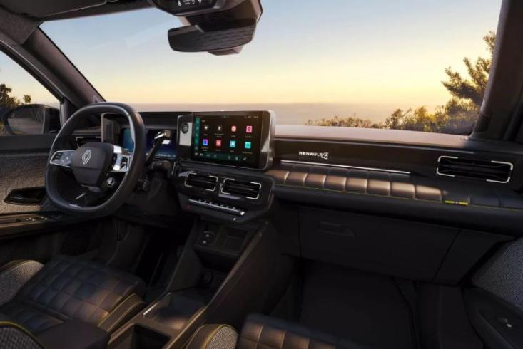Опционально для Renault R4 французы предложили тканевый люк Plein Sud и пакет Extended Grip для…