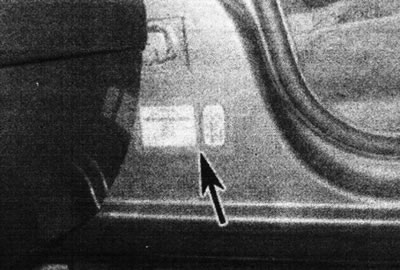 Пласціна VIN (адзначана стрэлкай) на стойцы кузава