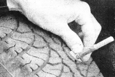 1. Новые шины имеют полосы безопасности износа протектора (В), которые будут появляться, когда…