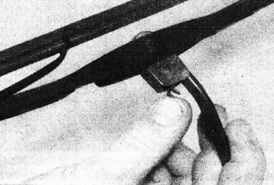 1. Проверьте состояние щеток стеклоочистителя: замените щетки, если они расколоты или имеют…