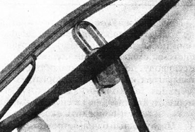 2. Чтобы снять лопасть стеклоочистителя, отведите рычаг полностью от стекла. Поверните лопасть на…