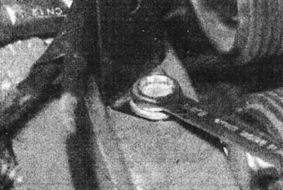 6.88 Адкруціце шрубу мацавання кранштэйна электраправодкі да ўнутранай панэлі пярэдняга крыла…