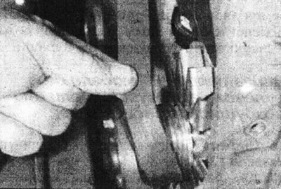 6.94 Зніміце прывадны рамень са шківа генератара - рухавік Р7Р (з 16 клапанамі).