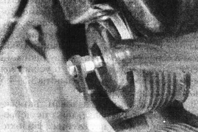 6.100 Утрымліваючы шкіў механізму нацяжэння, зацісніце ніт з шасцігранным гняздом - рухавік Р7Р (з…