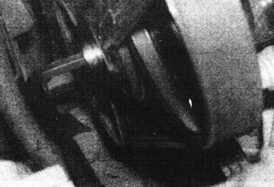 6.112 Утрымліваючы шкіў гаечным ключом, прыслабце цэнтральны ніт шківа кантавым…