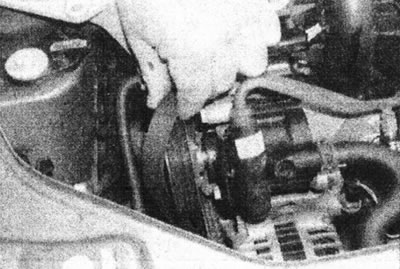 6.113 Зніміце прывадны рамень помпы рулявога ўзмацняльніка - рухавік D-серыі.