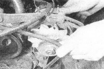 6.7a. Otpustite pričvršćivače generatora i skinite pogonski remen s remenica.