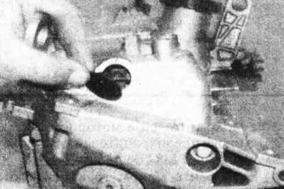 3.6а. Зніміце корак з адтуліны ў ніжнім кранштэйне падвешвання рухавіка/верхняй вечку прываднага…