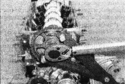 8.6. Утрымлівайце зорачку распредвала ад кручэння з дапамогай самаробнай прылады.