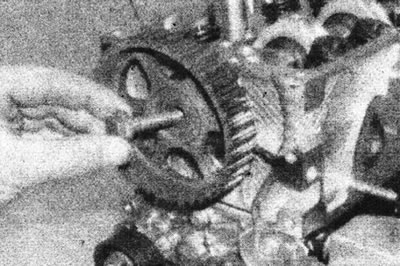 10.3. Зніміце ніт зорачкі распредвала.