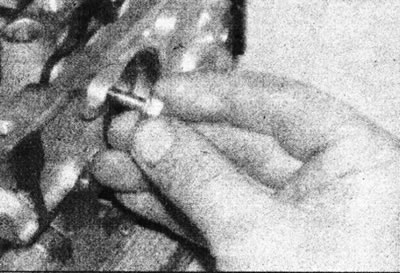 10/06а. Адкруціце два ніта...