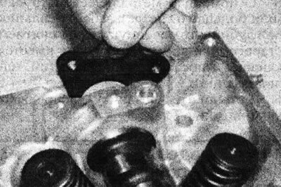 10.6b....і выдаліце апорную пласціну з пазы ў галоўцы блока цыліндраў.