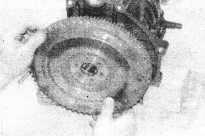 16.5b....and remove the flywheel from the crankshaft.