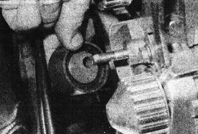 6.6. Зніміце механізм нацяжэння зубчастага прываднага рамяня.