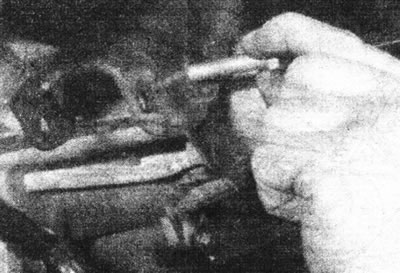 14.18. Адкруціце задні кранштэйны падвеса рухавіка.