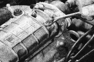 4.2. Remove the valve cover.