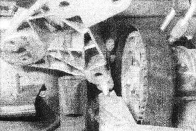 5.10b. Снимите верхний кронштейн подвеса двигателя.