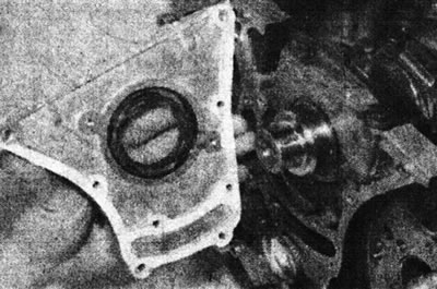 16.3. Снимите переднюю пластину и сальник.