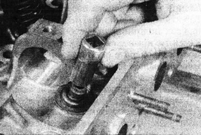 9.2а. Наденьте маслосъемный колпачок на направляющую клапана.