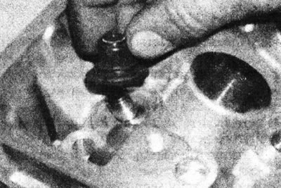 9.2b. Установите опору пружины/маслосъемный колпачок - двигатель D-серии.