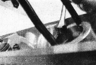 9.4. Используя отвертку и немного смазки, установите сухари клапана.