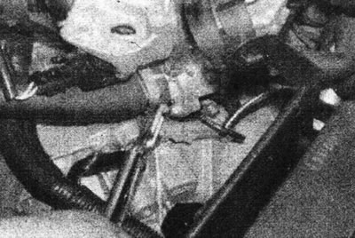 5.5. Распусціце хамут, які мацуе шланг да вечка тэрмастата - рухавік серыі D.