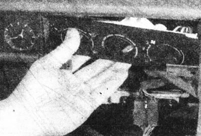 14.3b. ... и извлеките панель управления отопителем.