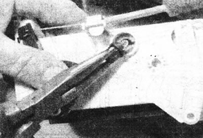 14.4а. Чтобы заменить лампу подсветки, выпустите ее патрон, повернув его на четверть оборота…