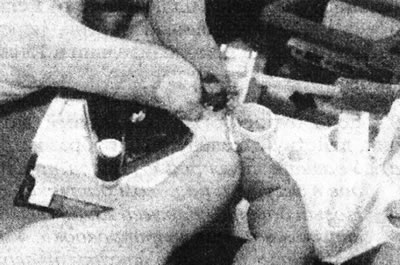 14.4b ... затем отделите лампу от патрона.