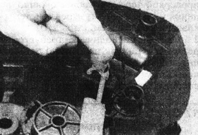 14.8а. Снимите крепежную скобу тросика управления отопителем ...