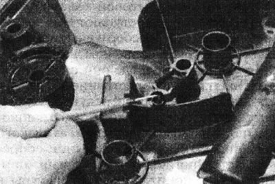 14.8b. ... и отделите тросик от рычага.