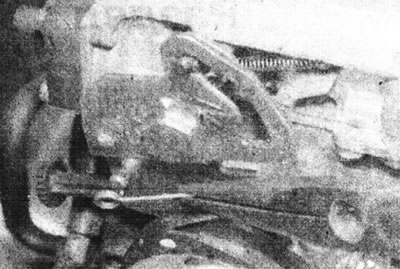 5.3. Адлучыце тросік паветранай засланкі ад карбюратара.