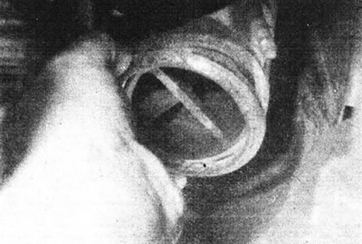 17.8. Замените кольцевое уплотнение между отводящей трубой и коллектором.