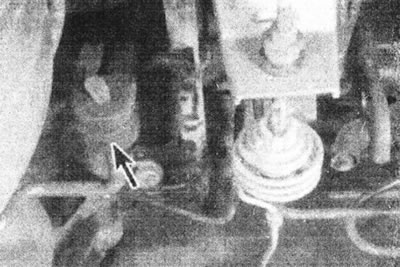 17.9. Одна из резиновых подвесок задней секции выхлопной системы (отмечена стрелкой).