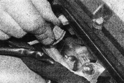 15.52. Изключете електрическото окабеляване от инжекторите за гориво - двигател F7P (с 16 клапана).