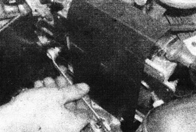 15.102 а. Развийте болт за закрепване монтажна платка процесор блок - двигатели D-серия.