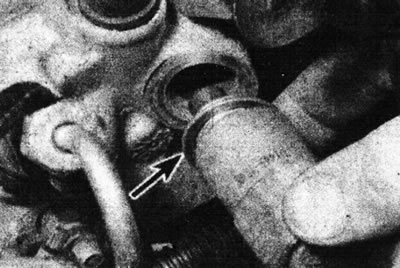 9.5. Адкруціце тэрмапрывад ад галоўкі блока цыліндраў. Заўважце колцавае ўшчыльненне (адзначана…