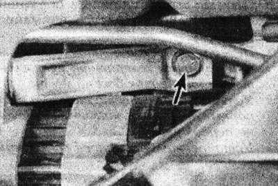 5.48a. Unscrew the mounting bolt (marked with an arrow)...